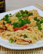 Рисовая лапша с куриным филе и овощами