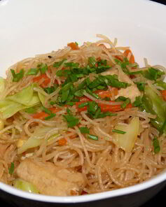 Рисовая лапша с курицей и овощами