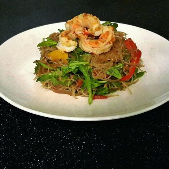 Рецепт рисовой лапши с рукколоя и креветками