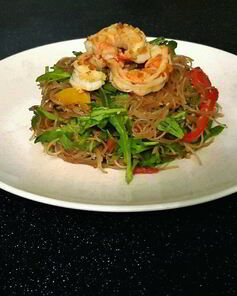 Рисовая лапша с рукколой и креветками