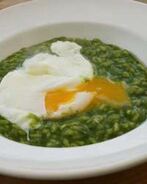 Ризотто с крапивой и яйцом Пашот