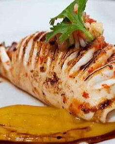 Фаршированные кальмары гриль под соусом из манго