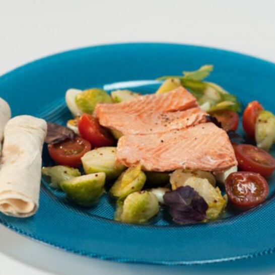 Рецепт форель на пару с салатом из брюссельской капусты