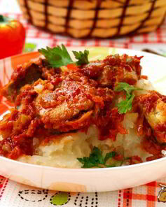 Хек с овощами в томатном соусе