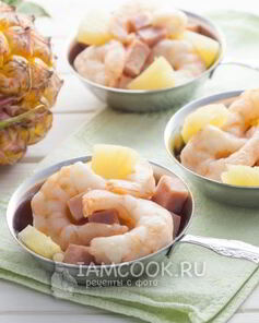 Креветки с ананасами и ветчиной в духовке