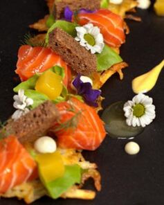 Лосось с апельсиновым желе и картофелем рести