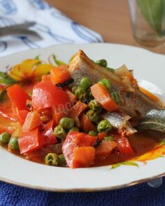 Рыба тушеная с овощами