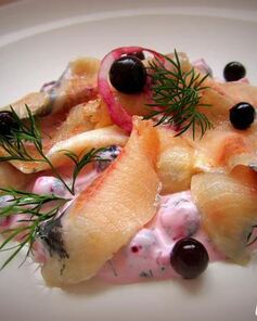 Сельдь пряного посола со смородиновым соусом