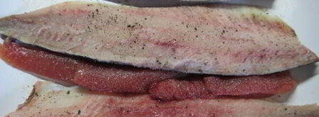 сельдь пряного посола со смородиновым соусом. Шаг 3