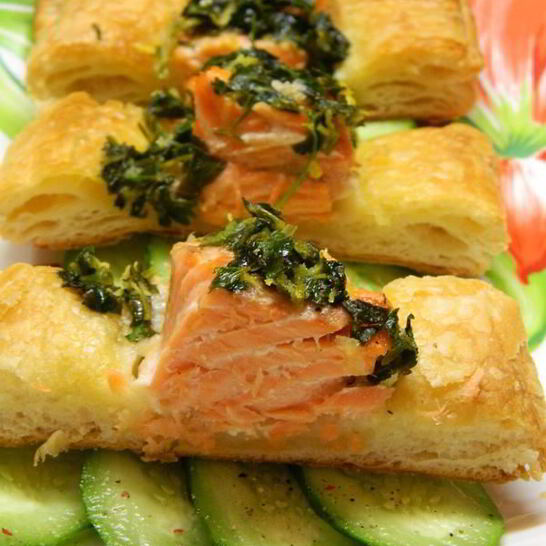 Рецепт семга на слоеной подушке с огурцами и соусом