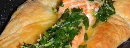 семга на слоеной подушке с огурцами и соусом. Шаг 5