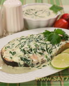 Запеченная семга под шпинатным соусом