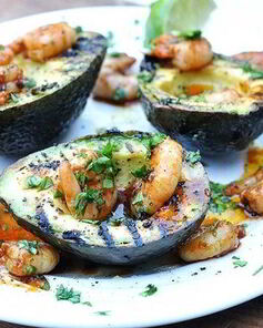 Жареные креветки в авокадо