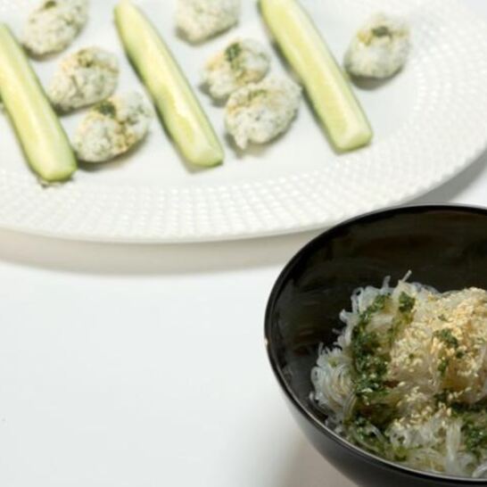 Рецепт рыбные клецки с фунчозой и соевым соусом