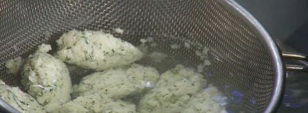 рыбные клецки с фунчозой и соевым соусом. Шаг 2