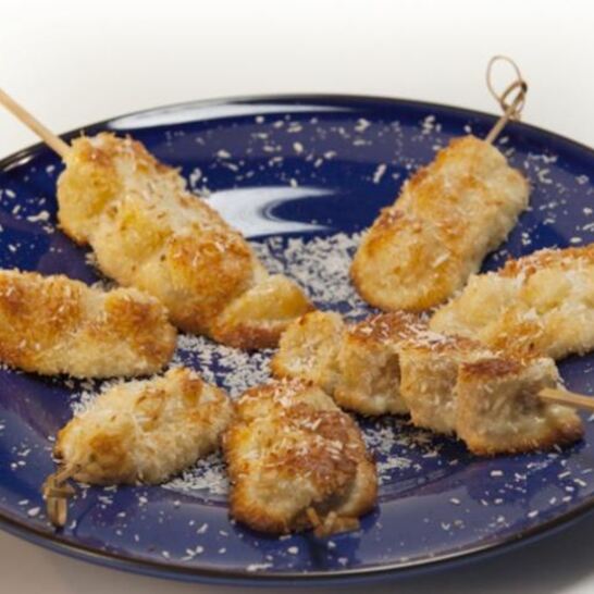 Рецепт фруктовые шашлычки в кокосовом бисквите