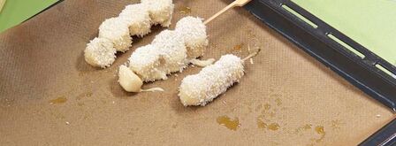 фруктовые шашлычки в кокосовом бисквите. Шаг 3