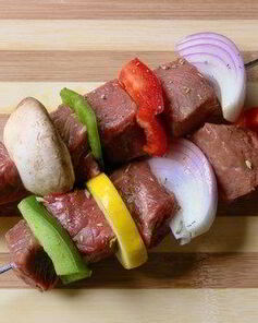 Маринованные говяжьи шашлыки с овощами и грибами
