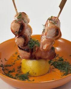 Шашлычки из семги с беконом