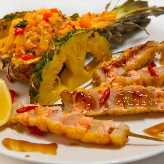 Рецепт шашлычок из гребешка и лосося с овощным соте в ананасе