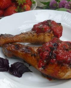 Шашлык из курицы с клубнично-базиликовым соусом