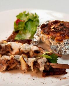 Цыганскии шашлык из четырех видов мяса с черным хлебом