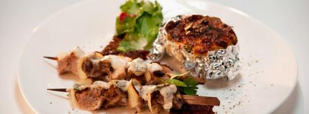 цыганскии шашлык из четырех видов мяса с черным хлебом. Шаг 8