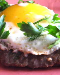 Бифштекс, стейк из говядины с яйцом