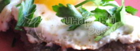 бифштекс, стейк из говядины с яйцом. Шаг 7