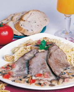 Паста с мясными стейками в грибном соусе