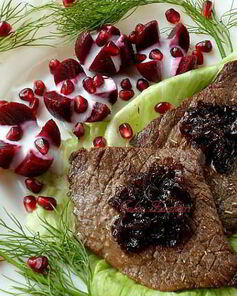 Поджаренные стейки с луковым вареньем и свеклой