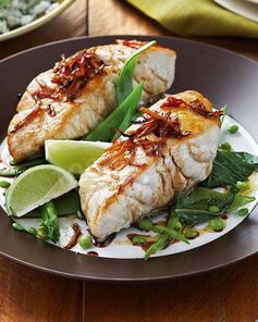 Стейк голубой акулы на сковороде