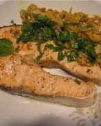 Стейк из форели на сковороде