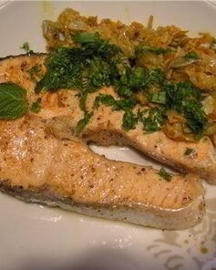 Стейк из форели на сковороде