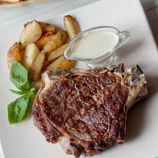 Рецепт стейк из говядины со сливочным соусом из голубого сыра