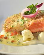 Стейк из семги на овощах