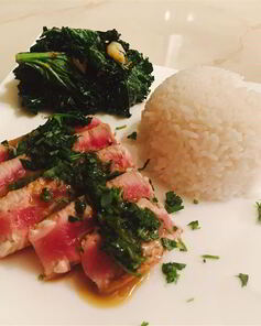 Стейк из тунца с масляным соусом васаби