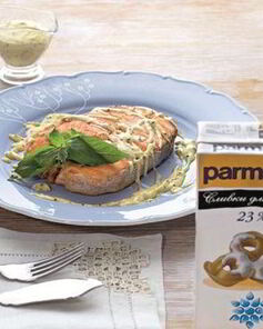 Стейк лосося на гриле со сливочно-горчичным соусом