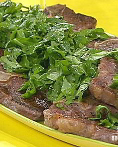 Стейк на ребре с сыром, оливками и травами