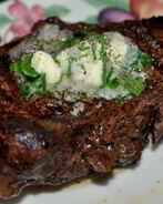 Стейк на сковороде