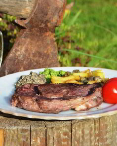 Стейк с базиликом и оливковым тапенадом