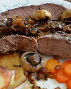 Стейк с черным перцем, коньяком и грибами