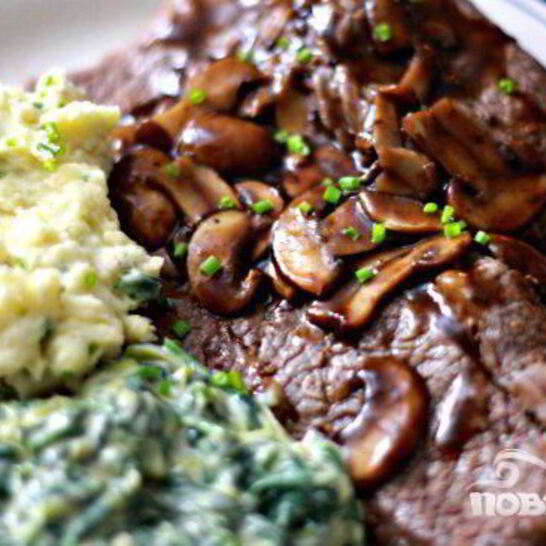 Рецепт стейк с грибным соусом и сливочным шпинатом