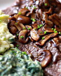 Стейк с грибным соусом и сливочным шпинатом