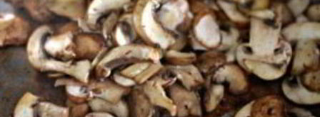 стейк с грибным соусом и сливочным шпинатом. Шаг 9