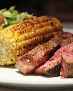 Стейк с овощами на гриле