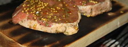 стейки из говядины с тархуновым сливочным маслом на мангале на дощечке. Шаг 6