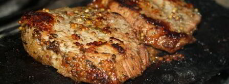 стейки из говядины с тархуновым сливочным маслом на мангале на дощечке. Шаг 8