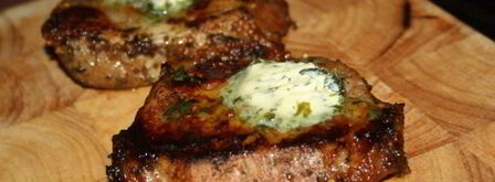 стейки из говядины с тархуновым сливочным маслом на мангале на дощечке. Шаг 9