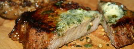 стейки из говядины с тархуновым сливочным маслом на мангале на дощечке. Шаг 10